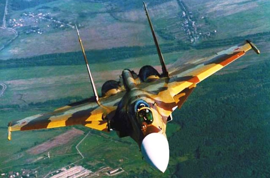 Sukhoi Su-37 Teminator (kẻ hủy diệt), NATO định danh là Flanker-E là loại tiêm kích đa nhiệm, hoạt động trong mọi điều kiện thời tiết được Phòng thiết kế thử nghiệm Sukhoi nghiên cứu phát triển dựa trên mẫu tiêm kích huyền thoại Su-27. “Kẻ hùy diệt” Sukhoi Su-27 thực hiện chuyến bay đầu tiên vào ngày 2/4/1996 trong khuôn khổ triển lãm hàng không Moscow.